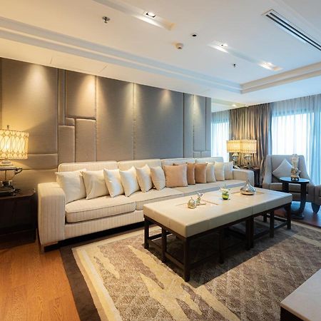 Summit Windmill Golf Suite Hotel At Suvarnabhumi Bangkok Bagian luar foto A living room in a suite at the Shangri-La Kuala Lumpur