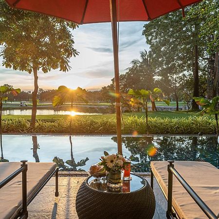 Summit Windmill Golf Suite Hotel At Suvarnabhumi Bangkok Bagian luar foto View of the golf course from the clubhouse