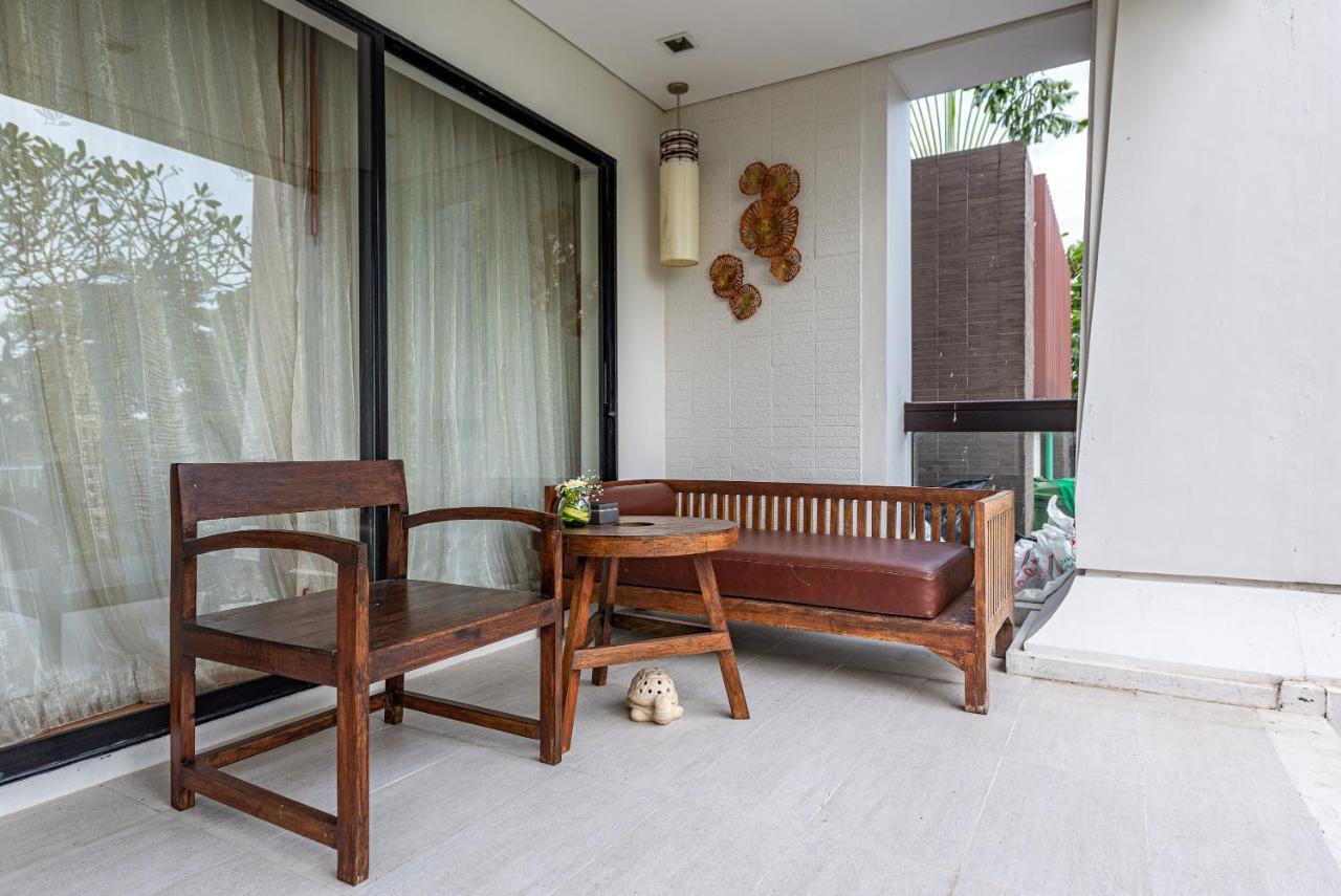 Summit Windmill Golf Suite Hotel At Suvarnabhumi Bangkok Bagian luar foto A balcony in a hotel