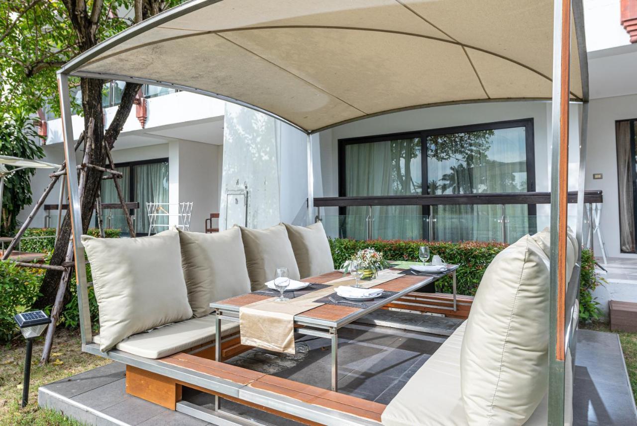 Summit Windmill Golf Suite Hotel At Suvarnabhumi Bangkok Bagian luar foto A patio set
