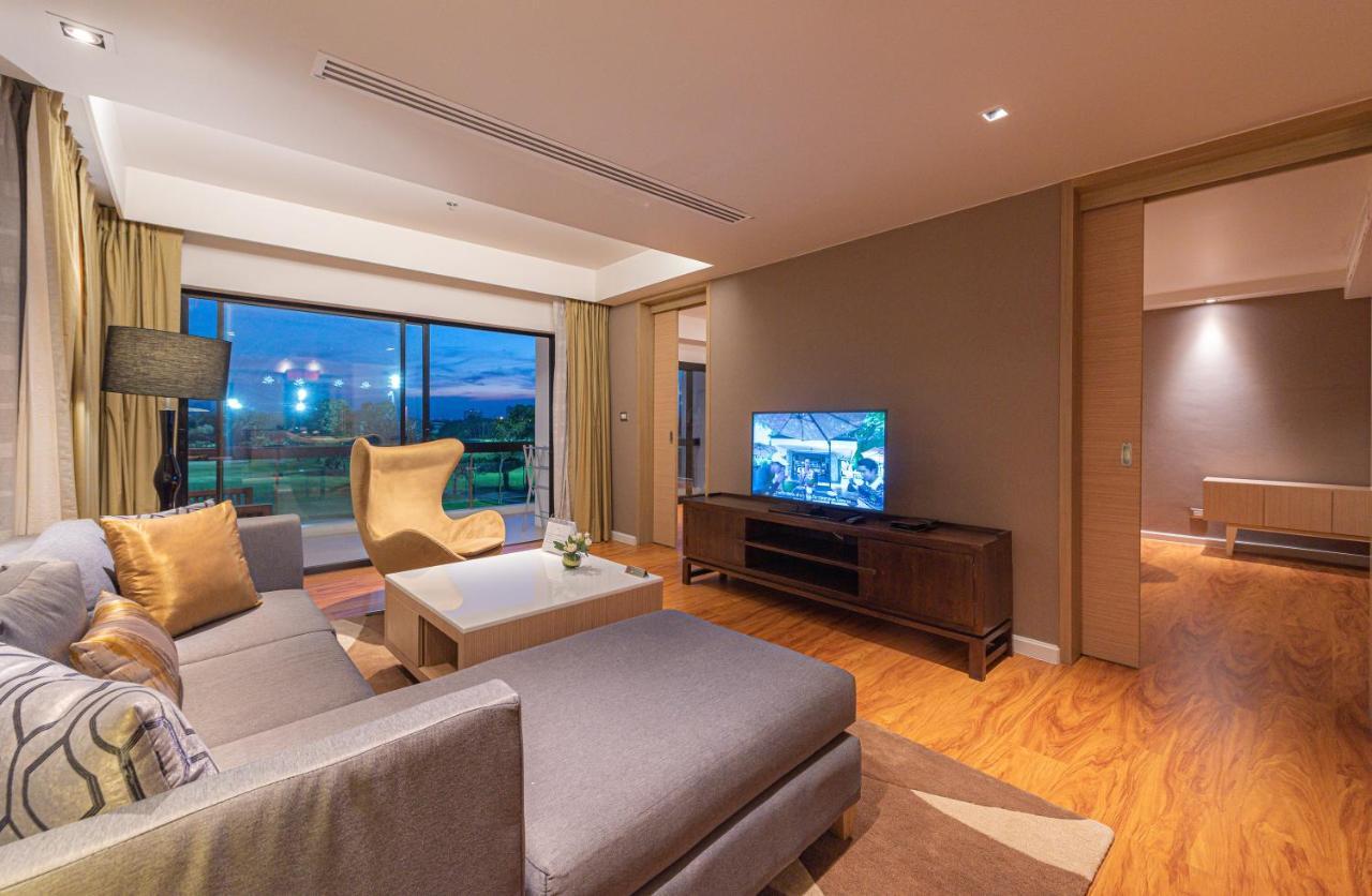 Summit Windmill Golf Suite Hotel At Suvarnabhumi Bangkok Bagian luar foto A living room in a suite at the hotel