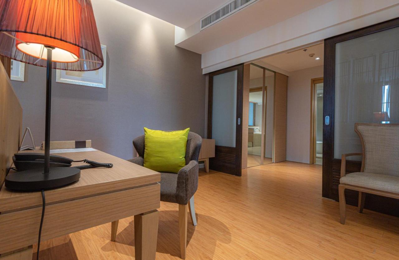 Summit Windmill Golf Suite Hotel At Suvarnabhumi Bangkok Bagian luar foto A room at the hotel