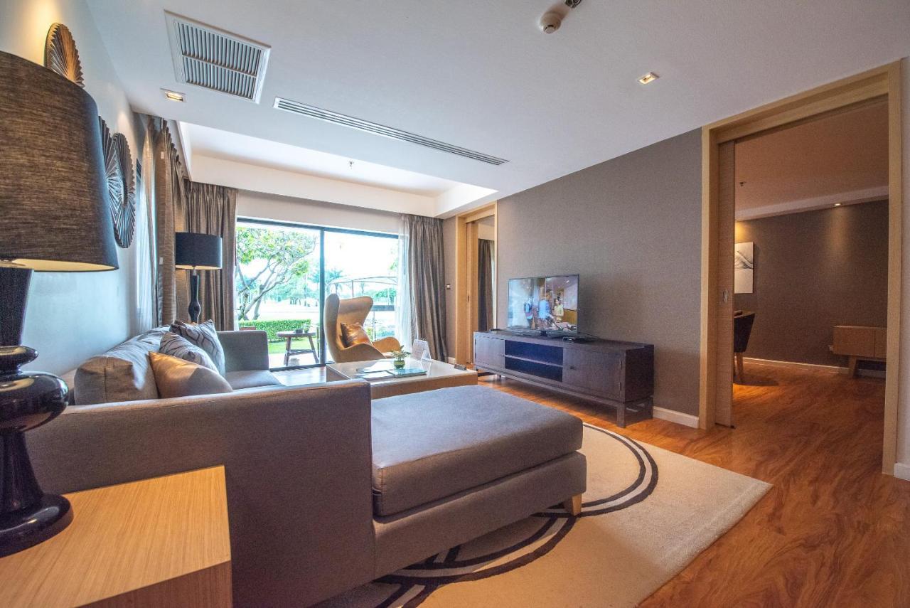 Summit Windmill Golf Suite Hotel At Suvarnabhumi Bangkok Bagian luar foto A living room in a typical apartment