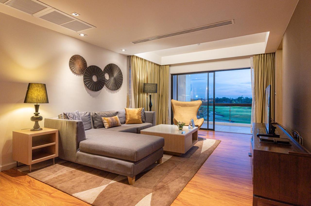 Summit Windmill Golf Suite Hotel At Suvarnabhumi Bangkok Bagian luar foto Living room