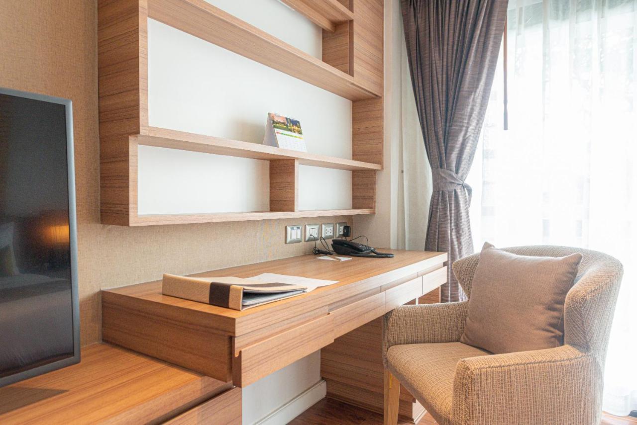 Summit Windmill Golf Suite Hotel At Suvarnabhumi Bangkok Bagian luar foto A work desk in a hotel room