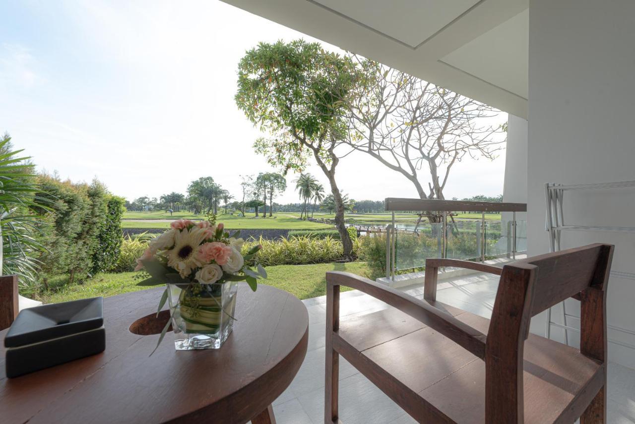 Summit Windmill Golf Suite Hotel At Suvarnabhumi Bangkok Bagian luar foto View from a room at the hotel
