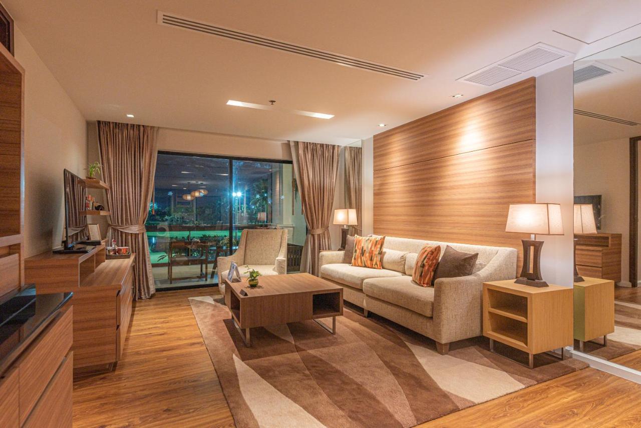 Summit Windmill Golf Suite Hotel At Suvarnabhumi Bangkok Bagian luar foto A living room in a condominium