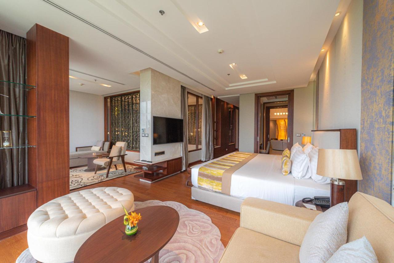 Summit Windmill Golf Suite Hotel At Suvarnabhumi Bangkok Bagian luar foto Suite at the Taj Bengal