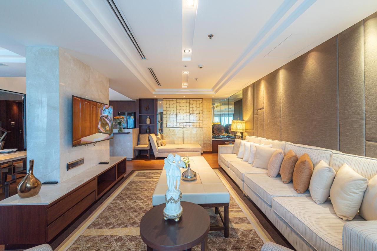 Summit Windmill Golf Suite Hotel At Suvarnabhumi Bangkok Bagian luar foto A living room in a luxury apartment