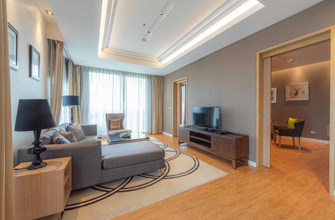 Summit Windmill Golf Suite Hotel At Suvarnabhumi Bangkok Bagian luar foto A living room in a suite at the hotel
