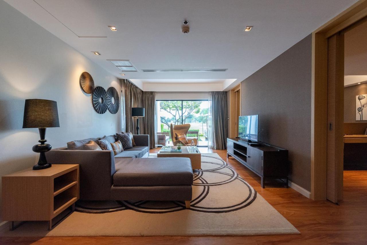 Summit Windmill Golf Suite Hotel At Suvarnabhumi Bangkok Bagian luar foto A living room in a condominium