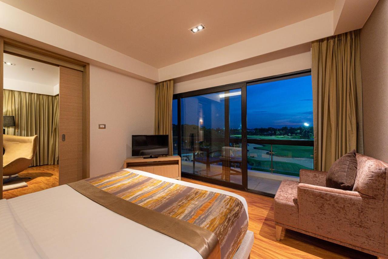 Summit Windmill Golf Suite Hotel At Suvarnabhumi Bangkok Bagian luar foto A bedroom at the hotel