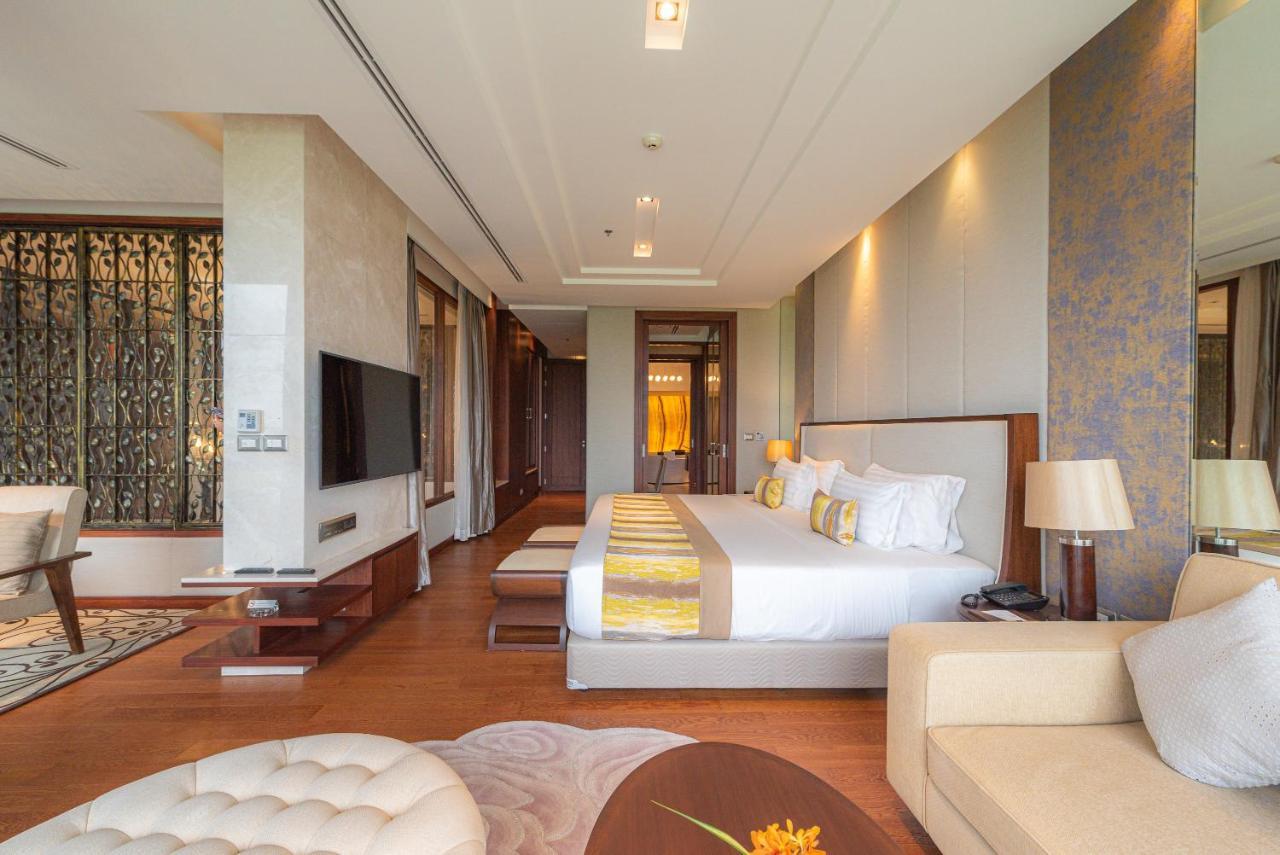 Summit Windmill Golf Suite Hotel At Suvarnabhumi Bangkok Bagian luar foto A bedroom at the hotel