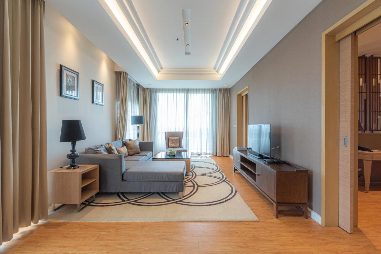 Summit Windmill Golf Suite Hotel At Suvarnabhumi Bangkok Bagian luar foto A living room in a suite at the hotel