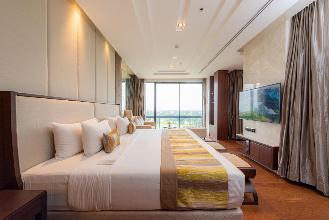 Summit Windmill Golf Suite Hotel At Suvarnabhumi Bangkok Bagian luar foto A bedroom at the hotel