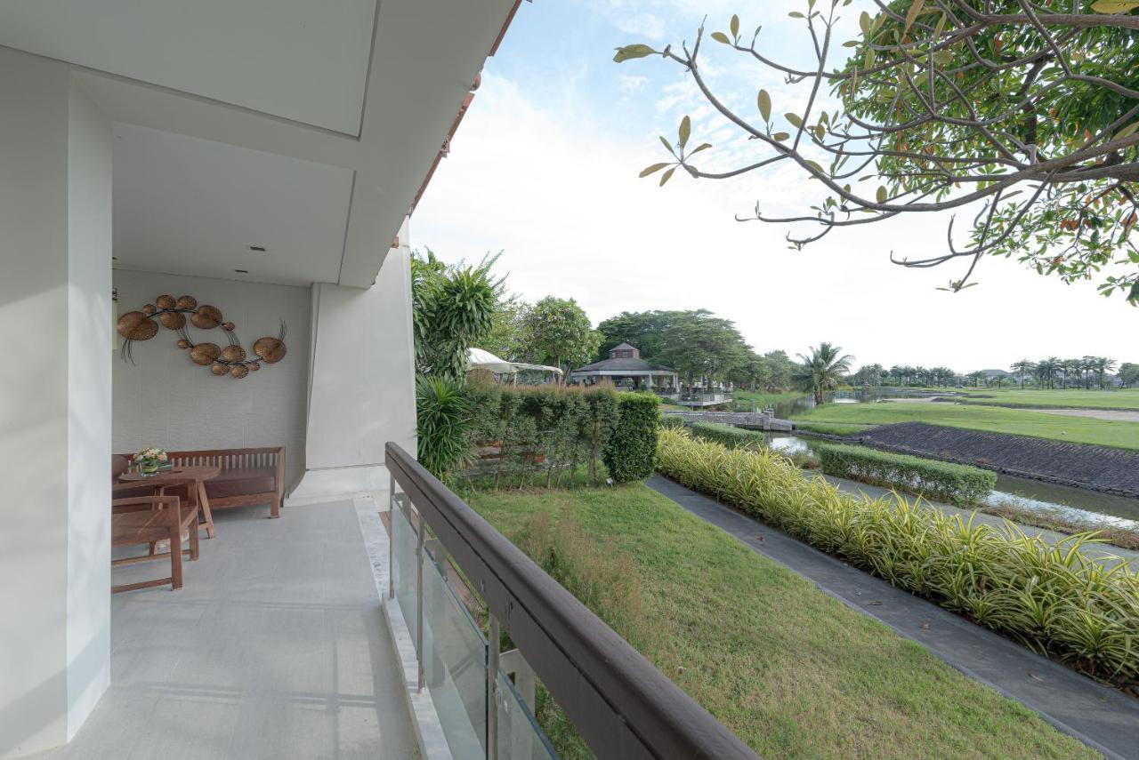 Summit Windmill Golf Suite Hotel At Suvarnabhumi Bangkok Bagian luar foto View of the golf course from the clubhouse