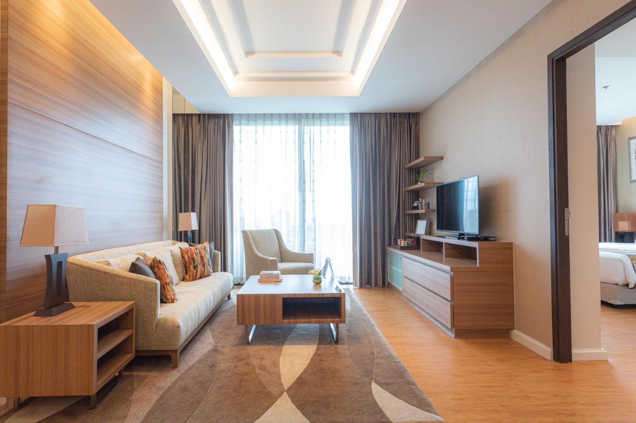 Summit Windmill Golf Suite Hotel At Suvarnabhumi Bangkok Bagian luar foto A living room in a condominium