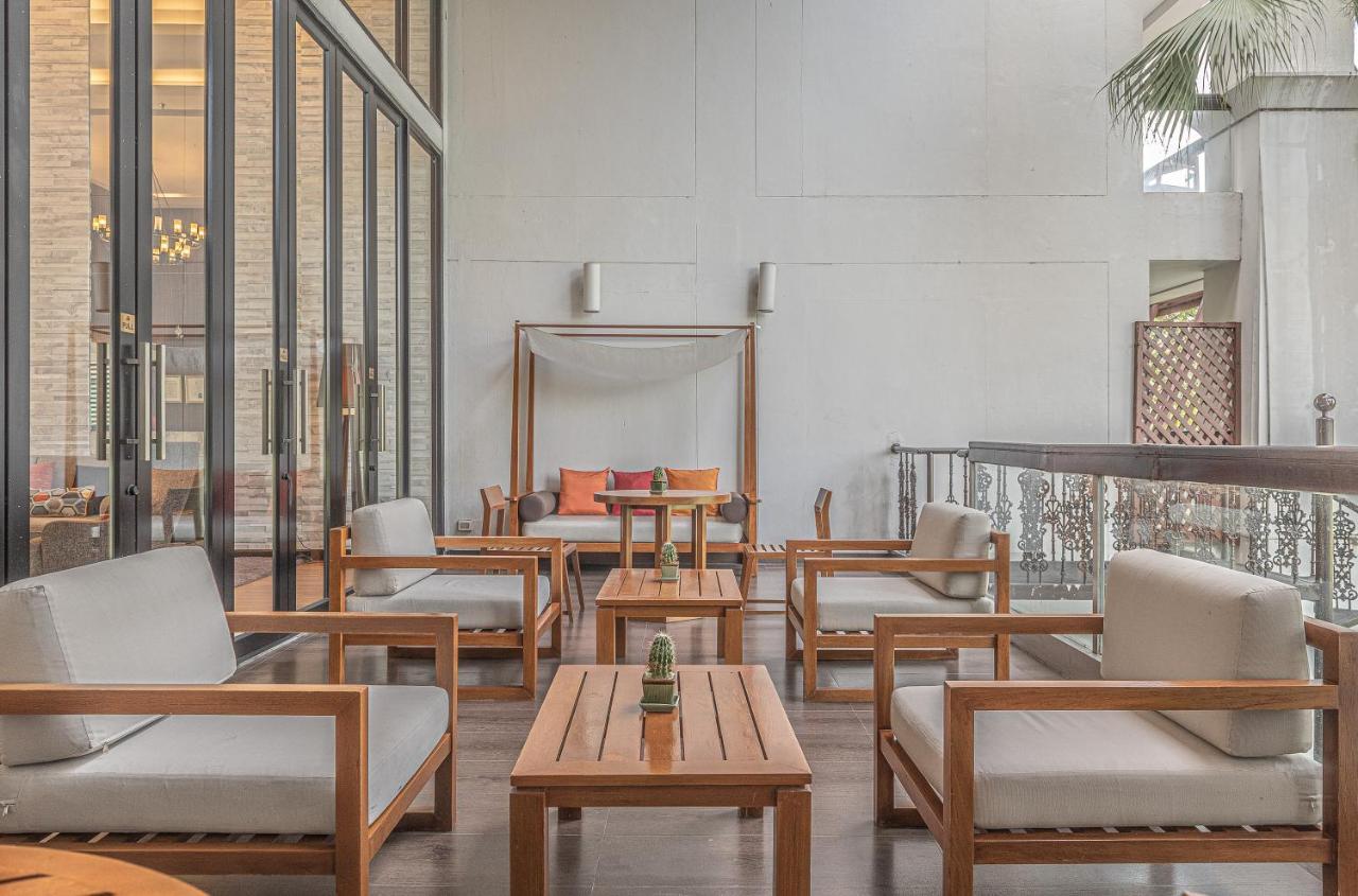Summit Windmill Golf Suite Hotel At Suvarnabhumi Bangkok Bagian luar foto The hotel's lobby