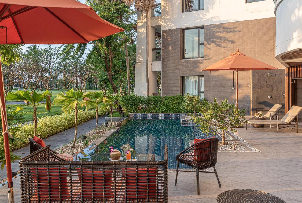 Summit Windmill Golf Suite Hotel At Suvarnabhumi Bangkok Bagian luar foto The pool at the hotel