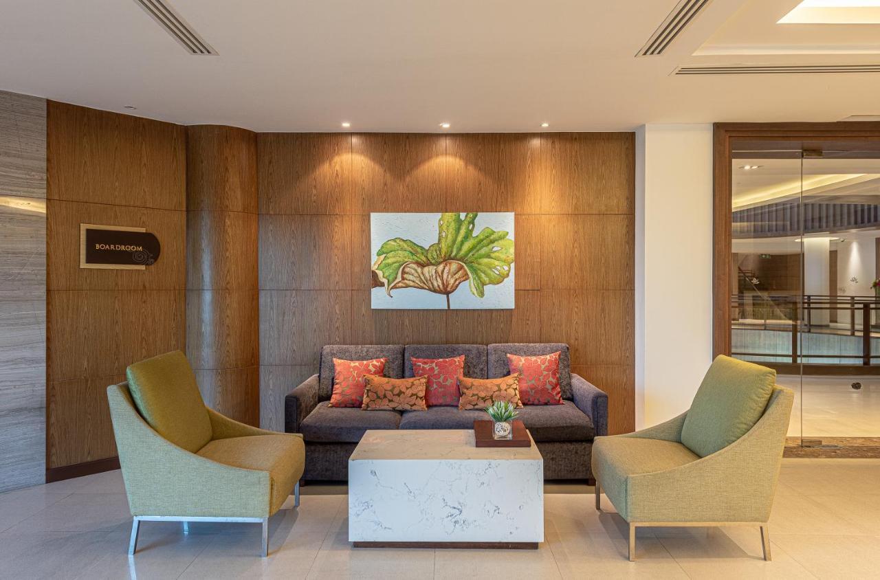 Summit Windmill Golf Suite Hotel At Suvarnabhumi Bangkok Bagian luar foto The lobby of the hotel