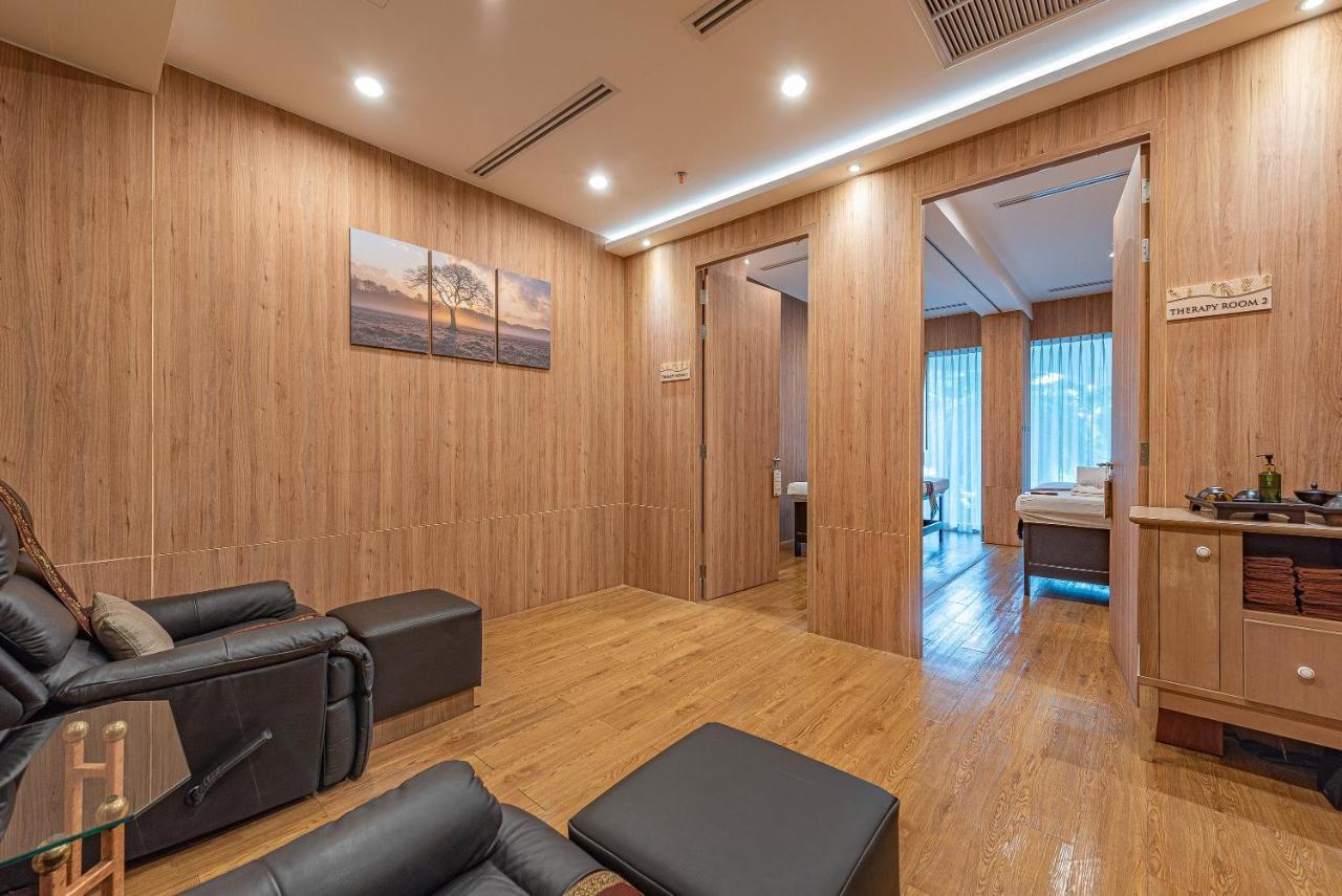 Summit Windmill Golf Suite Hotel At Suvarnabhumi Bangkok Bagian luar foto A private room at a spa in Hong Kong
