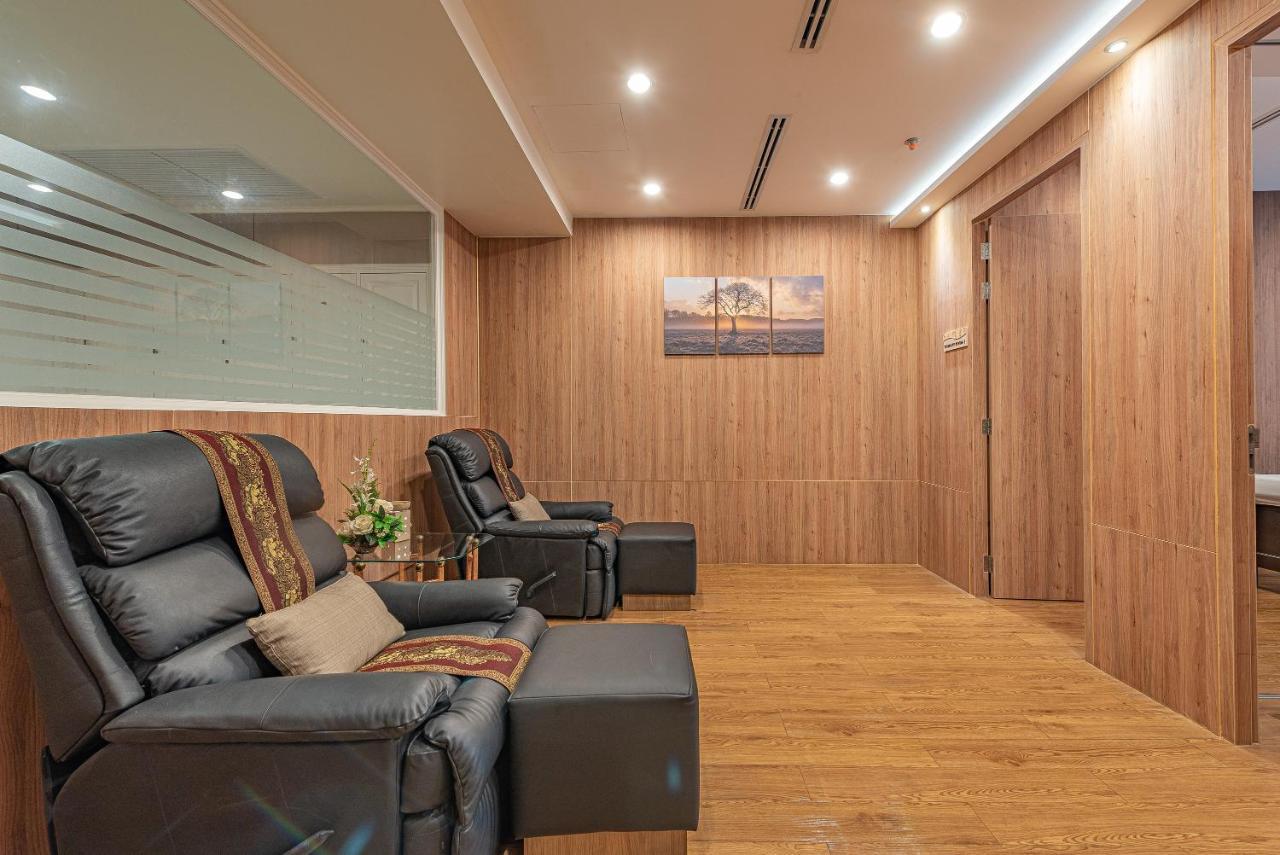 Summit Windmill Golf Suite Hotel At Suvarnabhumi Bangkok Bagian luar foto The interior of the Thai Airways First Class Lounge at Suvarnabhumi Airport