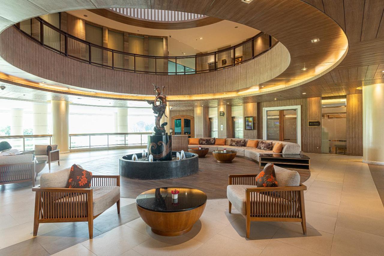 Summit Windmill Golf Suite Hotel At Suvarnabhumi Bangkok Bagian luar foto The lobby of the hotel