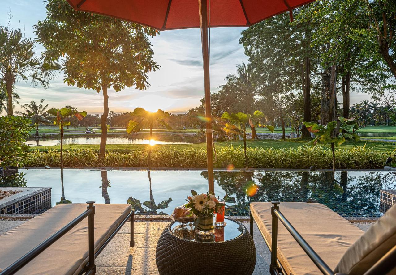 Summit Windmill Golf Suite Hotel At Suvarnabhumi Bangkok Bagian luar foto View of the golf course from the clubhouse
